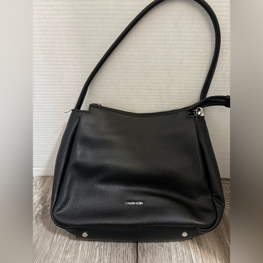 Im selling a black ck bag